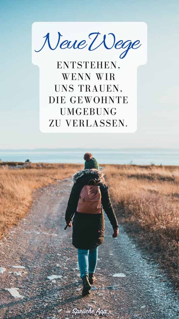 Frau, die auf einem Weg zum Meer geht und Neuanfang Spruch: „Neue Wege entstehen, wenn wir uns trauen, die gewohnte Umgebung zu verlassen.“