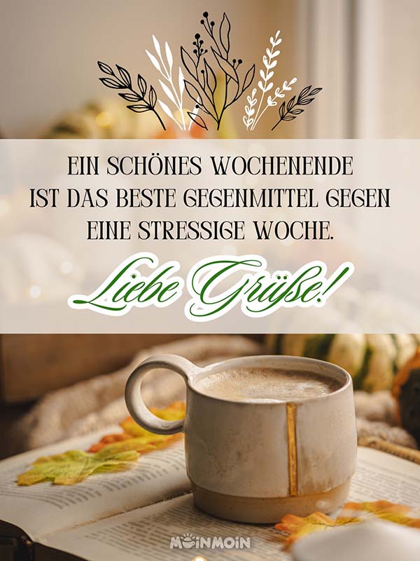 Tasse mit Kaffee, die auf einem Buch liegt mit Grüßen: „Ein schönes Wochenende ist das beste Gegenmittel gegen eine stressige Woche. Liebe Grüße!“