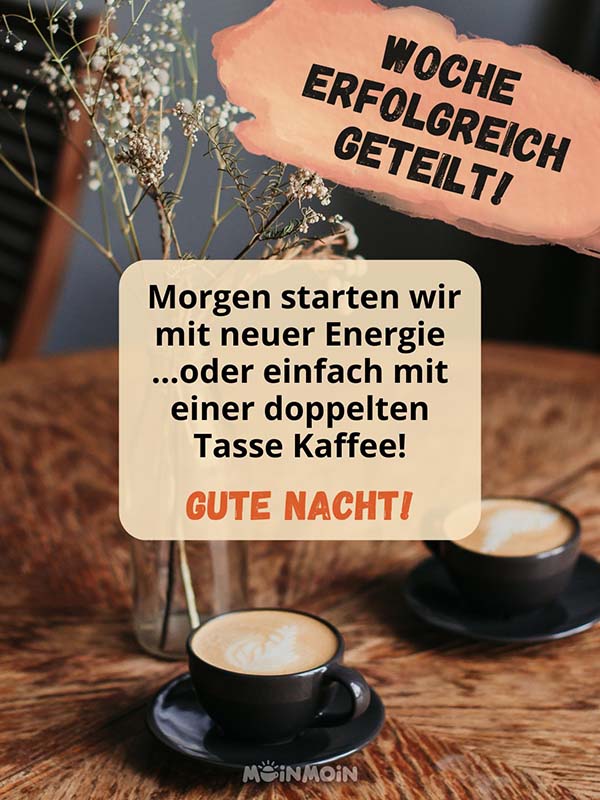 Zwei Kaffeetassen auf einem Holztisch mit Spruch: „Woche erfolgreich geteilt! Morgen starten wir mit neuer Energie ...oder einfach mit einer doppelten Tasse Kaffee! Gute Nacht!“